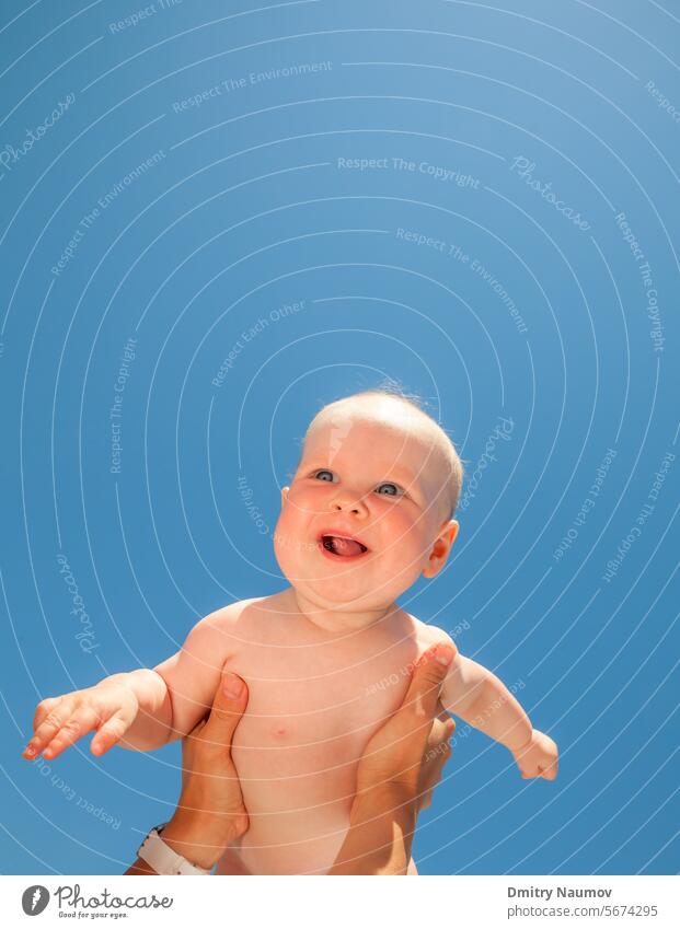 Glückliches Kind im Freien 0-6 Monate Luftbad Baby blond Blauer Himmel Kaukasier heiter Kindheit übersichtlich niedlich Tag Freude Gesicht Familie Spaß Mädchen