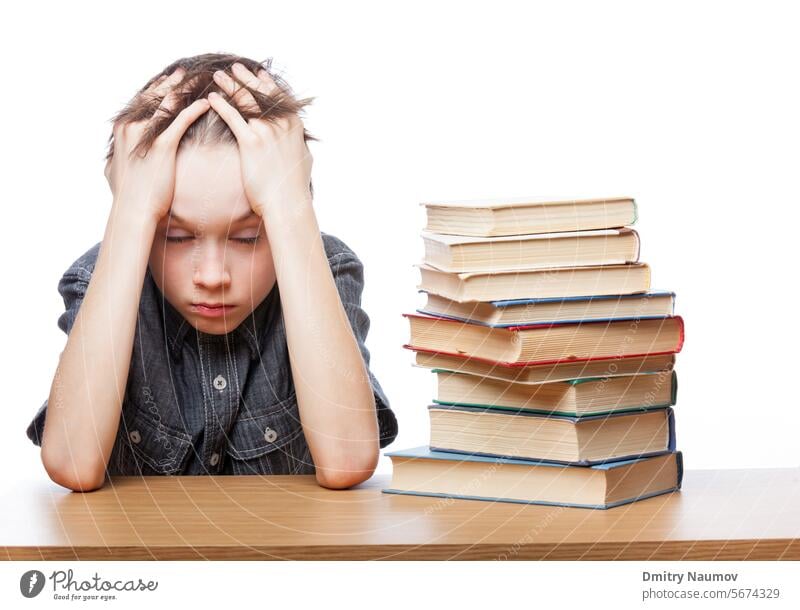 Frustriertes Kind mit Lernschwierigkeiten 10 Jahre Klassenraum Hausaufgabe Buch Junge Kaukasier Herausforderung Kindheit geschlossene Augen deprimiert