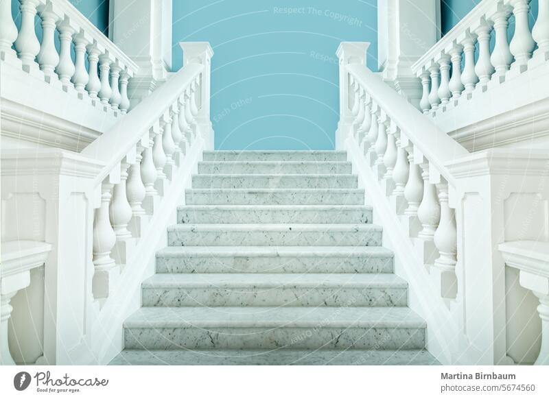 Elegante symmetrische weiße Treppe mit einer blauen Wand dahinter Geländer Treppenhaus Architektur Perspektive Konstruktion Symmetrie Struktur Hintergrund