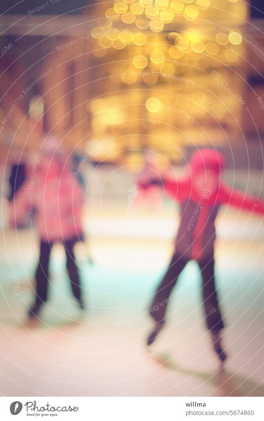 Kinder üben Schlittschuhlaufen in der Eissporthalle Eislaufen Eishalle Schlittschuhfahren Wintersport Eislaufbahn trainieren Eislaufhalle Kunsteisbahn