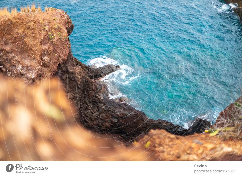 Küste auf Madeira Portugal Wasser Felsen Meer Klippe Abbruchkante Tiefe blaues Wasser Urlaub Urlaubsstimmung Erholung Ozean Nordatlantik wandern Natur Stein