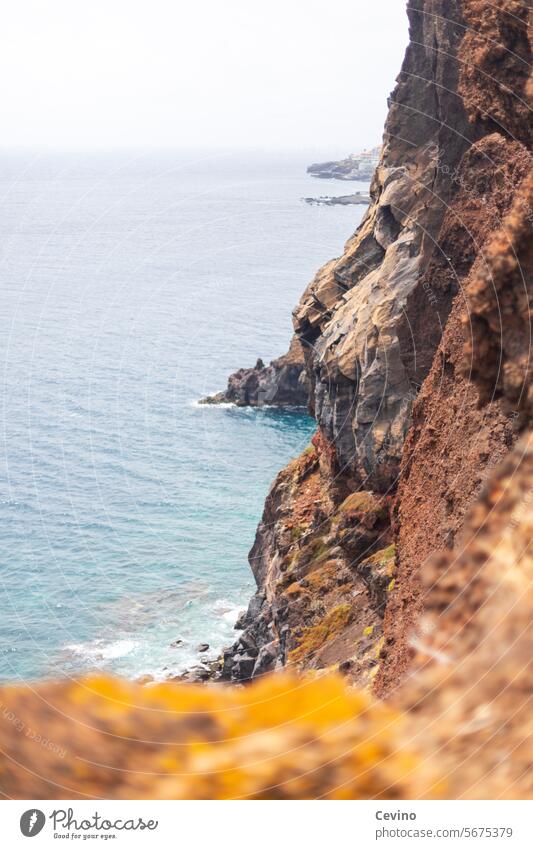 Küste auf Madeira Portugal Wasser Felsen Meer Klippe Abbruchkante Tiefe blaues Wasser Urlaub Urlaubsstimmung Erholung Ozean Nordatlantik wandern Natur Stein
