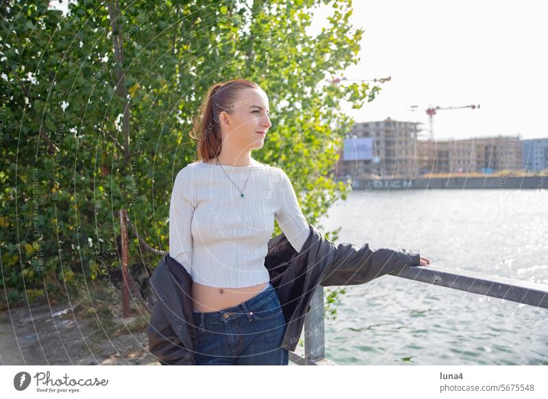 junge Frau mit Lederjacke geniesst die Herbstsonne an der Spree frau mädchen sonnen teenager genießen Ufer herbst glücklich freude unbeschwert lebensfreude