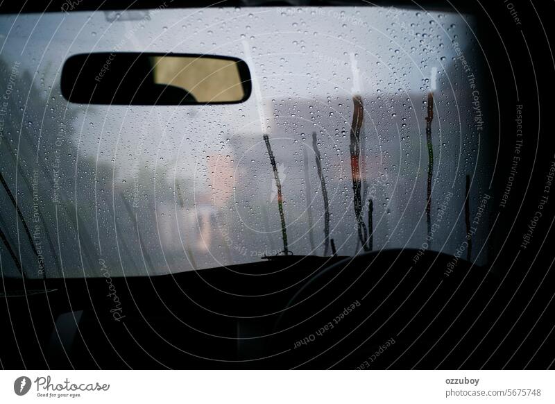 Nahaufnahme eines verschwitzten Autos mit Tau auf der Windschutzscheibe keine Menschen Regen Wasser Wetter Tropfen nass PKW Umwelt Fenster abstrakt Regentropfen