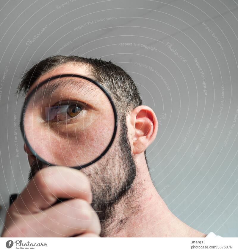 schauen wir mal was wird | Untersuchung Irritation Prüfung Begutachtung begutachten prüfen untersuchen Experiment Mann männlich spionieren sehen Erwachsene