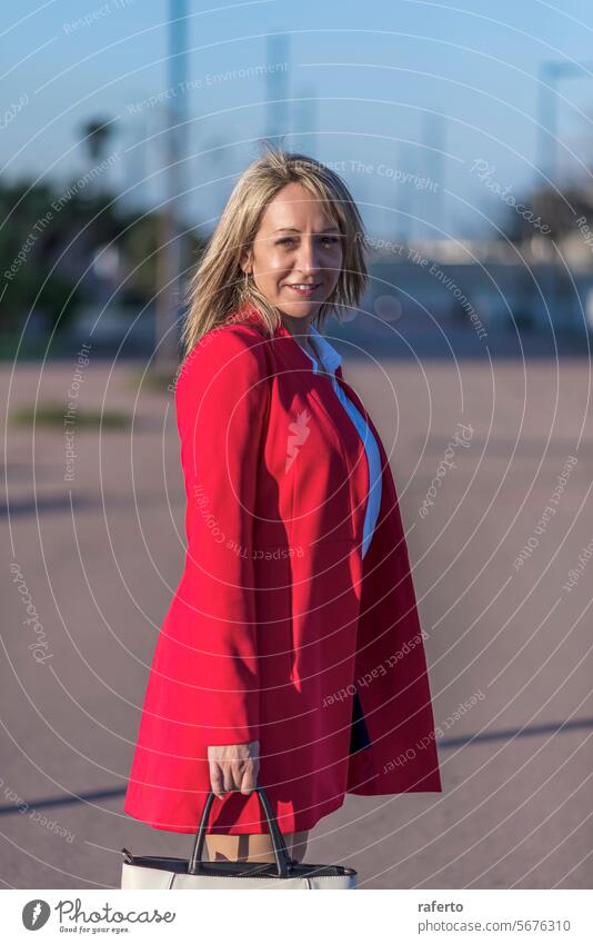 Blonde Frau in rotem Blazer steht und posiert auf der Straße Business Stehen im Freien Großstadt Erwachsener Erfolg Gebäude Lifestyle professionell Büro urban
