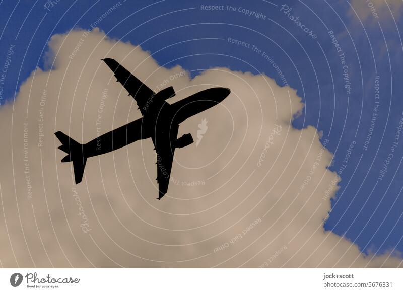 Flugzeug startet in den Wolkenhimmel Silhouette Himmel Ferien & Urlaub & Reisen Luftverkehr fliegen Verkehrsmittel Passagierflugzeug Symbole & Metaphern Fernweh
