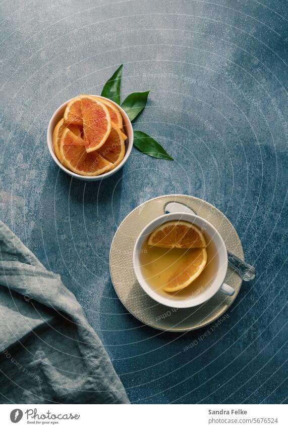 Orangentee in einer Teetasse mit einer Schale Orangen Getränk Gesundheit layflat trinken Tasse Tisch
