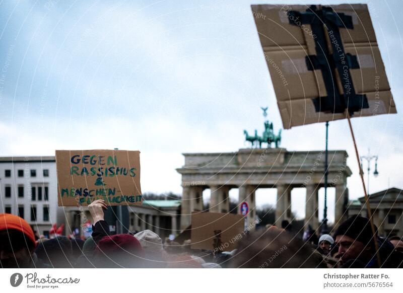 Protest gegen Rechts vor dem Brandenburger Tor protestieren Politik & Staat Demokratie Demonstration Solidarität Gerechtigkeit Menschenrechte Menschlichkeit