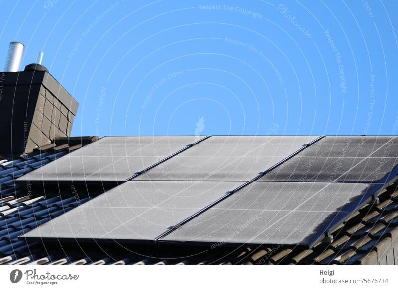 Raureif auf der Photovoltaikanlage Solar Solarmodule Stromversorgung Stromgewinnung Energie Energiegewinnung Winter Frost Eis Eiskristalle Dach Dachpfannen