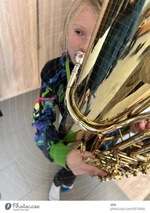 Blasmusik mit Kindern Tuba Instrument Junge Begeisterung Musik Blasinstrument Blechbläser Jugend früh übt sich
