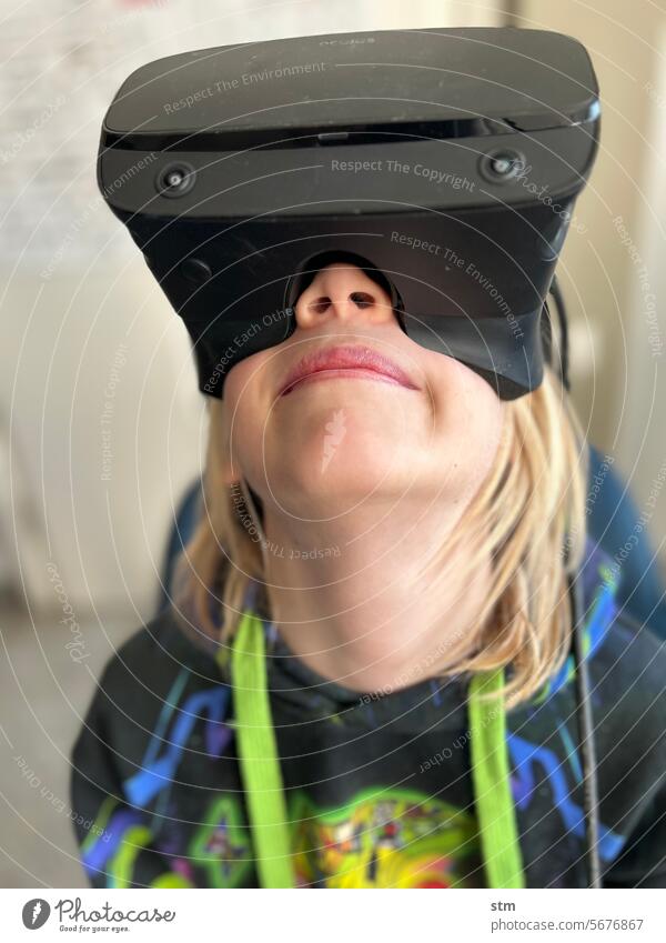 Kind mit VR-Brille Junge träumen virtuelle Realität Virtual Reality neue medien neue Technologie Kinder kind Kind und technik digital