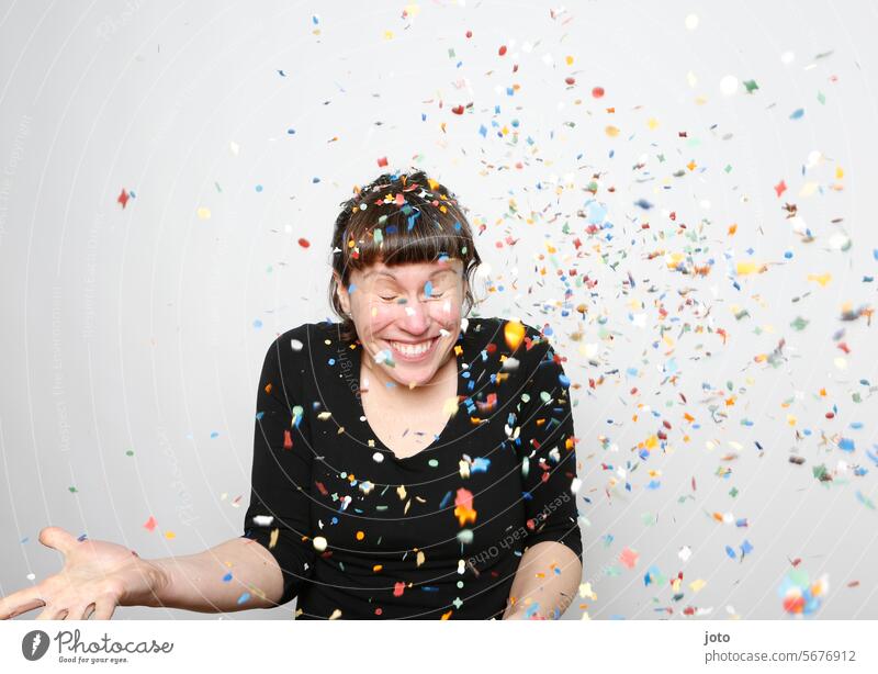 Frau wirft lachend buntes Konfetti in die Luft konfettiregen Party Partystimmung Partygast Feste & Feiern Geburtstag glücklich Glückwunsch Silvester u. Neujahr