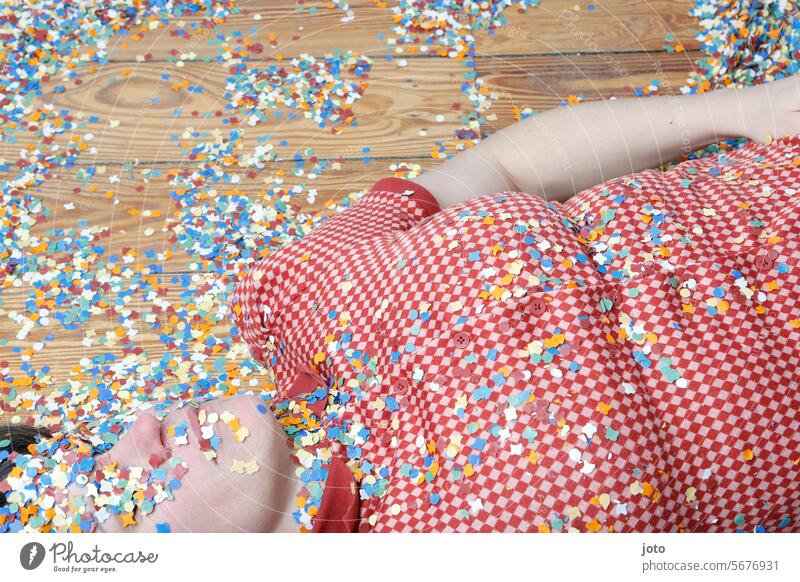 Frau liegt auf dem Boden mit Konfetti überhäuft konfettiregen bunt Party Partystimmung Partygast Feste & Feiern Geburtstag glücklich Glückwunsch