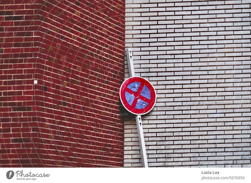 Halteverbot-Schild lehnt müde in der Ecke Schilder & Markierungen Verkehrsschild anlehnen schräg Backsteinwand rot weiß rotweiß Verkehrszeichen Verbote