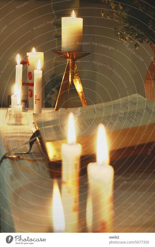 Nach der Lesung Altar Kerzen leuchten Kerzenschein Licht Spiritualität Religion & Glaube Gebet Christentum Kerzenaltar Kirche Innenraum besinnlich ruhig Bibel