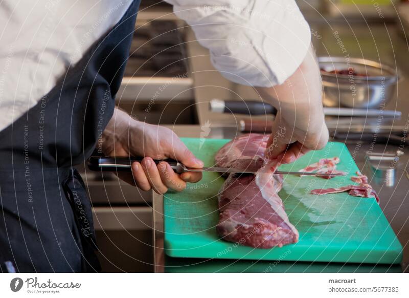 Fleisch wird in einer Küche geschnitten und vom Fett befreit fleisch küche sternekoch filet filetiert vorbereitung kochen essen nahrung ernährung küchenchef