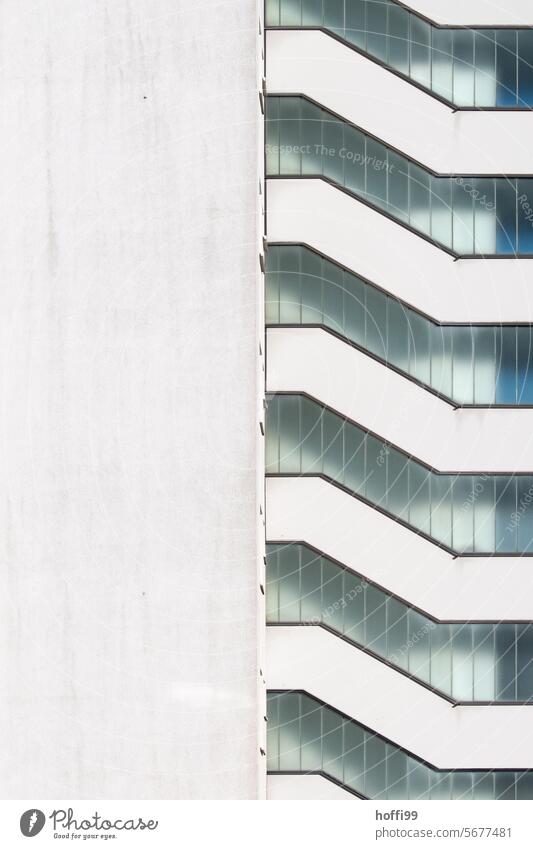 Aussenansicht eines diffusen Treppenhauses mit großzügigen Fenstern Aussentreppe Moderne Architektur Symmetrie minimalistisch Fluchtweg Licht