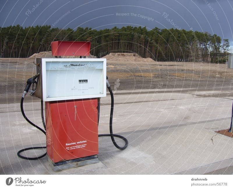 einsame Zapfsäule Einsamkeit tanken Sprit Tankstelle Diesel rot auftanken Kontrast Ferne