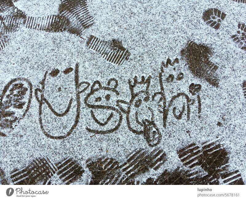 Name von Kindern, fantasievoll in den Schnee geschrieben. spuren winter pausenhof grundschule krone ohren schuhprofilspuren lachmund nase kalt