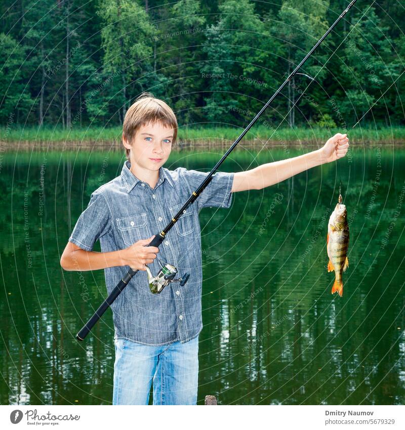 Junge zeigt Fisch, den er beim Angeln gefangen hat Instagramm Errungenschaft Aktivität Angler Kaukasier Kind Kindheit niedlich Fischer Fischen Süßwasser Glück