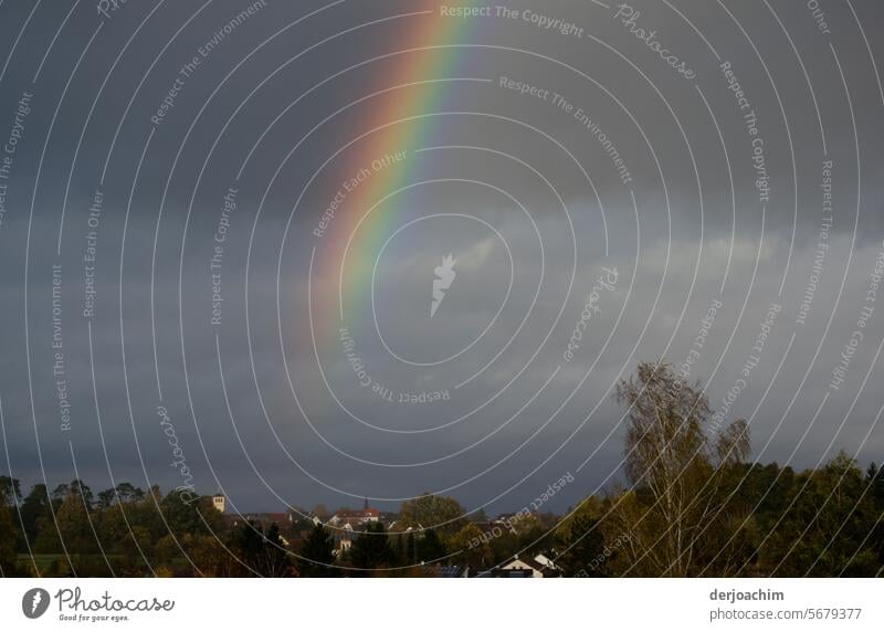 r..wie /  Regenbogen über dem Land regenbogenfarben Lichtbrechung spektral Spektralfarbe mehrfarbig bunt Lichtstrahl Vielfältig Menschenleer Symbole & Metaphern