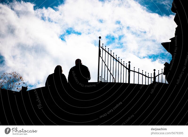 Eie Frau und ein Mann stehen angelehnt an einer Brücken Mauer und genießen die Aussicht. Frau und Mann Außenaufnahme Farbfoto Paar Mensch Glück Porträt