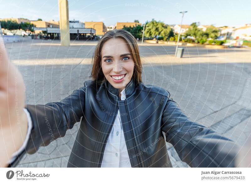 Lächelnde junge Frau macht ein Selfie in der Stadt Glück Straße Lifestyle Mädchen attraktiv Großstadt im Freien Porträt soziale Netzwerke lustig Foto Mode