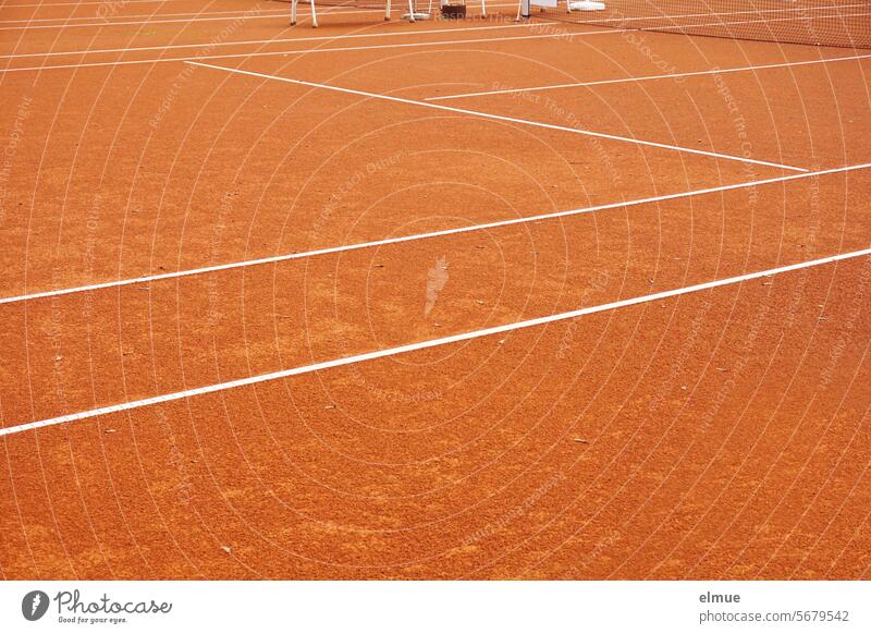 Blick auf einen leeren Tennisplatz Spielfeld Tennis spielen Tennisfeld Sandplatz Sport Sportstätten Sport treiben Blog Ziegelmehlbelag Tennissand Tennismehl
