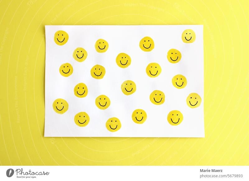 Viele lachende gelbe Smileys Smiley-Gesicht Freude Fröhlichkeit Lebensfreude Optimismus positiv Glück Lächeln Stimmung Zufriedenheit Gefühle Farbfoto