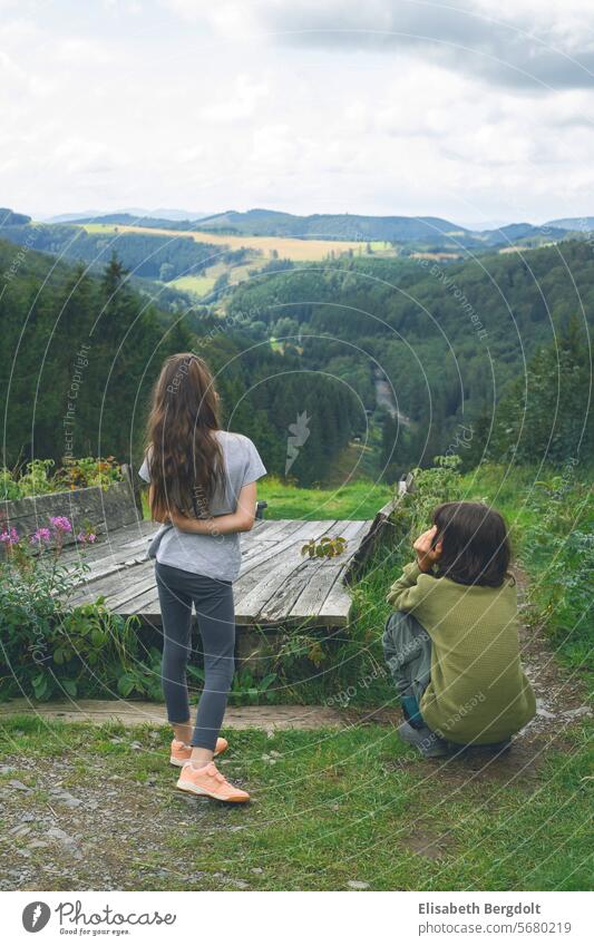 Zwei Kinder, ein Junge und ein Mädchen, schauen in einem Wald in die Ferne. Urlaub Feiertage Ausflug Sauerland Nordrhein-Westfalen Nordrhein Westfalen