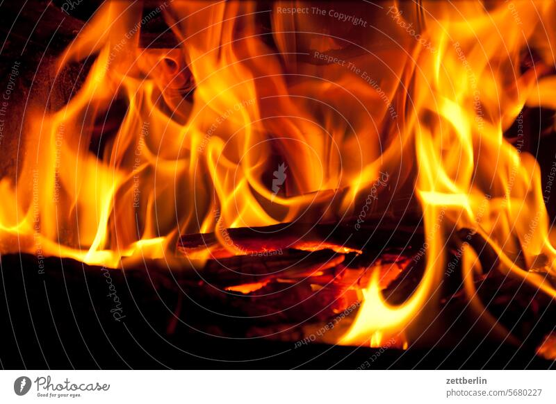 Feuer brand brennen energie erneuerbare energie feuer feuerversicherung flamme glut heizung hitze holzofen holzscheit kachelofen lodern winter wärme verbrennung