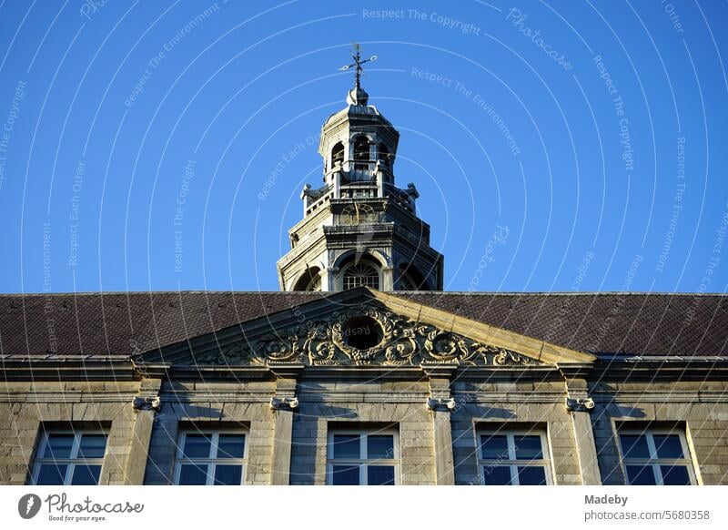 Historische Fassade und Turm des alten Rathaus vor blauem Himmel im Sonnenschein in der Altstadt von Maastricht an der Maas in der Provinz Limburg der Niederlande