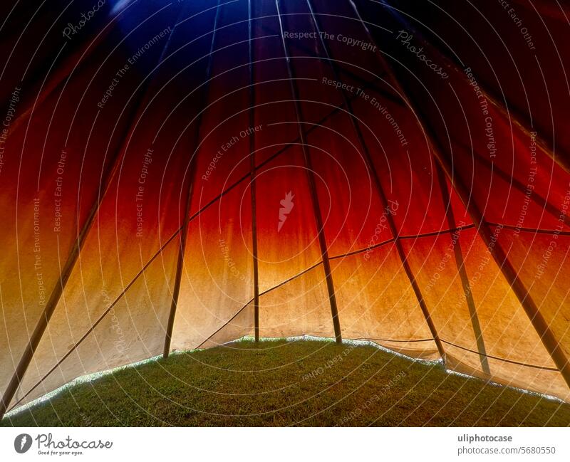 farbige Tipi- Zeltwand von Innen im Licht des Sonnenuntergangs zeltwand Farbenspiel Leinwand Gegenlicht malerisch Zelt von innen Tipi von innen