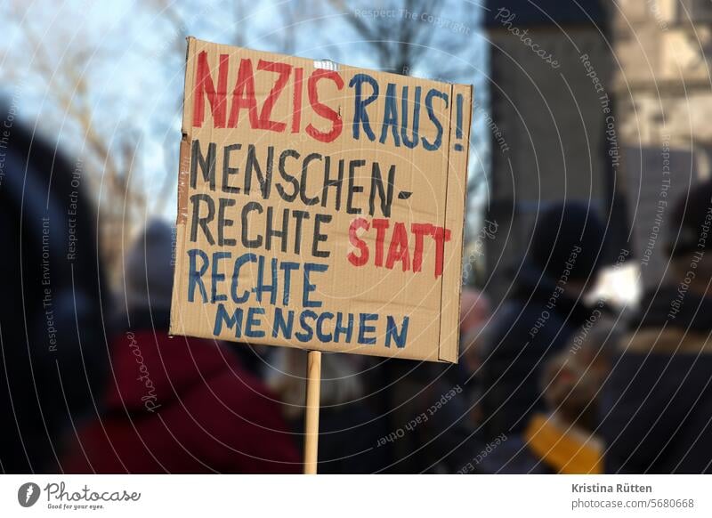 nazis raus! protestschild menschenrechte demo antifaschistisch gegen nationalsozialismus rechts faschisten rassismus antisemitismus meinungsäußerung