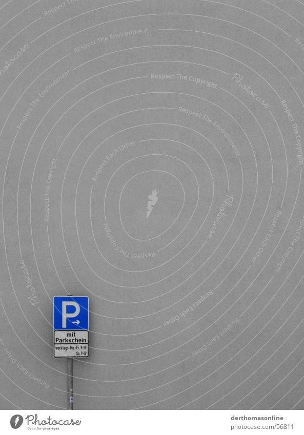 werktags 9–19 Uhr Parkplatz Parkschein Parkschild Wand P-Symbol minimalistisch Fassade einfach simpel leer Sauberkeit Etikett Richtung grau Monochrom schwarz