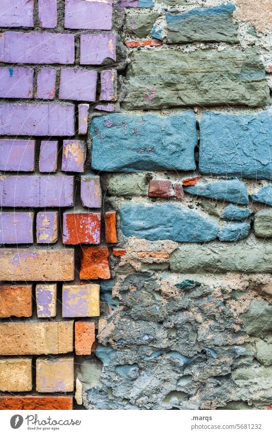 Provisorium provisorisch Mauer Wand Fassade improvisiert städtisch urban Kontrast Steine kreativ historisch Farbe mehrfarbig bunt Nahaufnahme