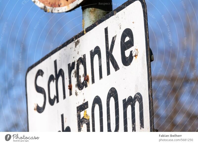 Verkehrszeichen warnt vor Schranke schranke verkehrszeichen verkehrsschild absperrung deutschland