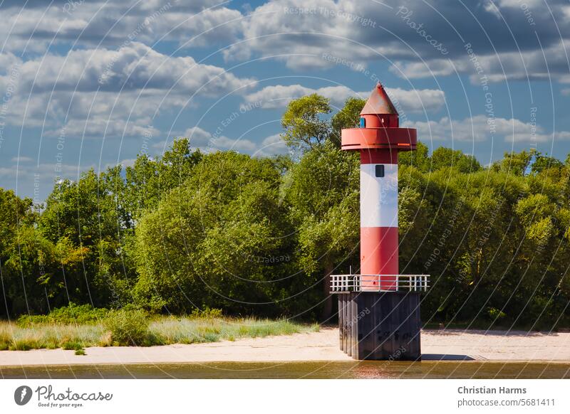 Leuchturm an der Weser. Richtfeuer Farge. Leuchtturm Unterweser Strand Natur Sonne Wolken Bäume Küste Himmel Meer Landschaft Außenaufnahme Tourismus Erholung
