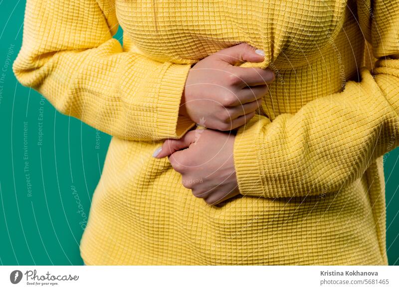 Frau drückt mit den Händen auf den Bauch. Bauchschmerzen. Frau mit Bauchschmerzen Unterleib abdominal Schmerzen Erwachsener asiatisch Hintergrund schön Bett