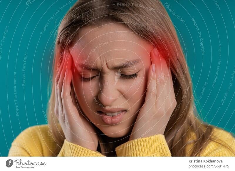 Porträt einer schönen leidenden Frau mit Kopfschmerzen, Studioporträt. Migräne Schmerzen Erwachsener attackieren attraktiv Clusterkopfschmerzen Krise Depression