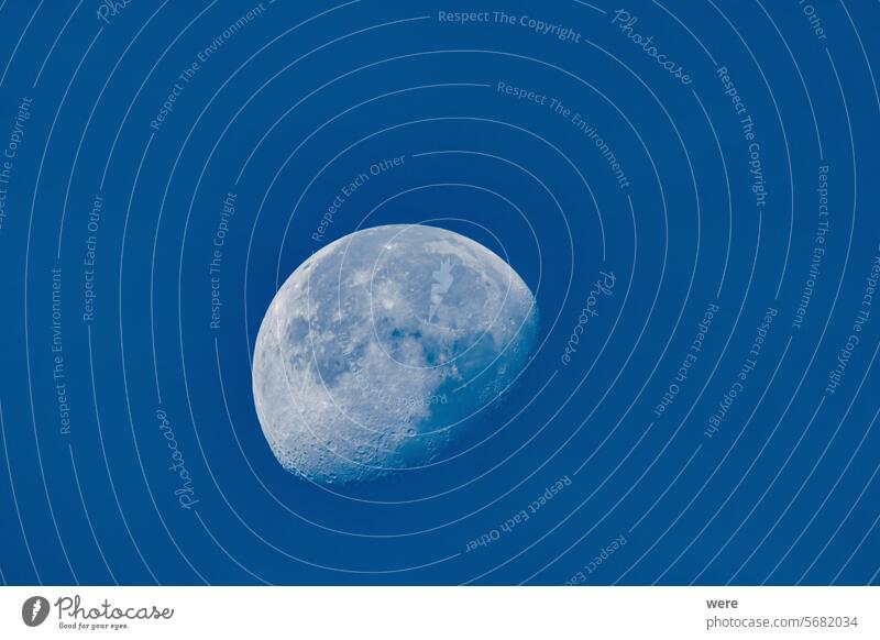Abnehmender Mond bei Tageslicht und blauem Himmel Apollo Astronomie Astronaut astronomisch Astrofotografie Blauer Himmel Himmelskörper himmlische Beobachtung