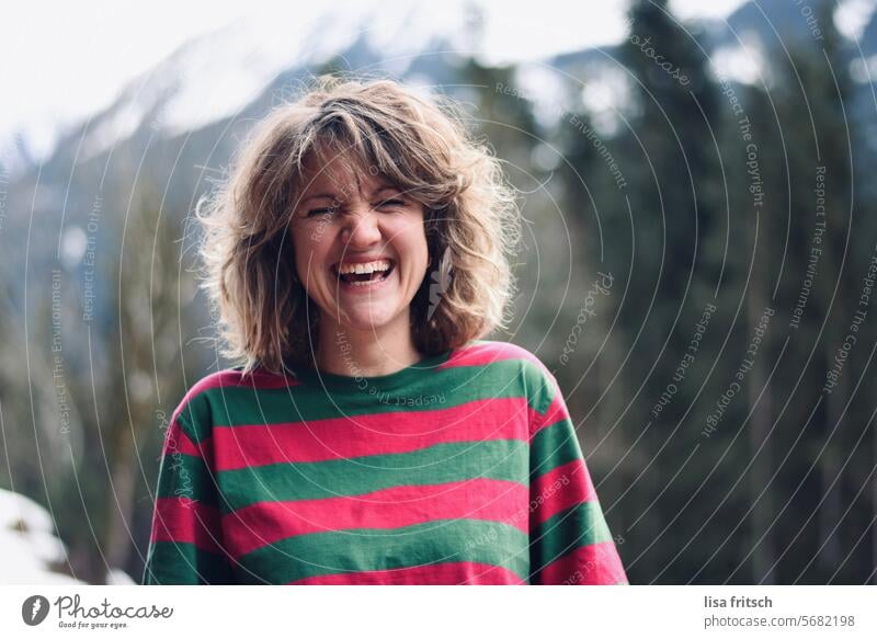 LACHEN - BERGE - LEBENSFREUDE Frau 30 bis 40 Jahre blond Locken lachen geschlossene Augen Berge u. Gebirge Bäume schöne zähne frisch jung Lebensfreude