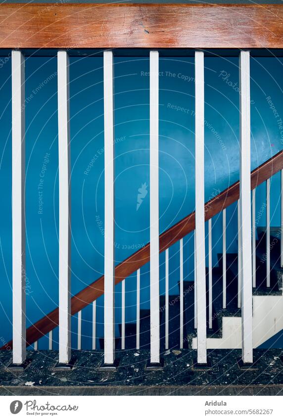 Treppengeländer mit blauer Wand Treppenhaus Geländer Architektur Gebäude Haus alt Blau Innenaufnahme Holz Metall Streben weiß Strukturen & Formen Bauwerk Schule