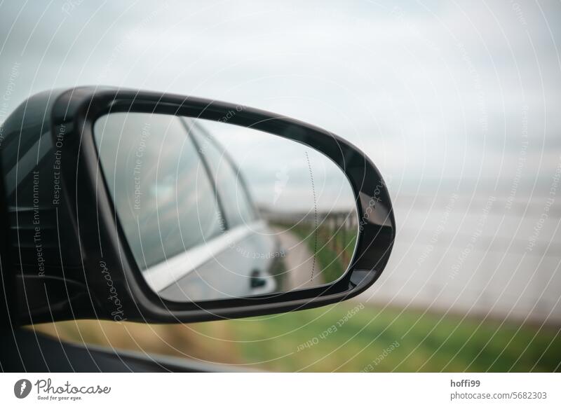 der Blick zurück ins Nichts durch den Außenspiegel bei langsamer Fahrt mit dem Auto blick zurück Aussenspiegel Rückblick Neuerung Spiegel Reflexion & Spiegelung