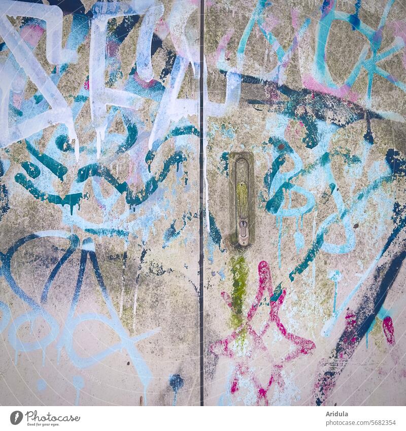 Graffiti auf Stromkasten Grafiti Elektrizität Detailaufnahme Rosa Blau dreckig schmutzig