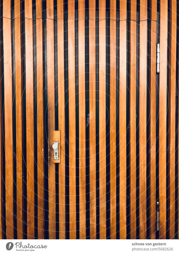 Ein wenig Holz an der Tür Menschenleer braun Farbfoto Architektur Detailaufnahme Außenaufnahme Holztür Strukturen & Formen Eingang Eingangstür Türgriff