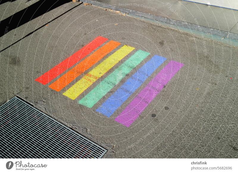 Regenbogen-Streifen auf Gehweg LGBTQ Lesbisch Schwul Bisexuell Transgender und Queer lesbisch schwul Gleichstellung bisexuell Toleranz Freiheit Homosexualität