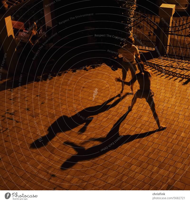 Jugendliche bei Straßenkampf werfen nachts Schatten schatten kapf angst furchtlos kämpfen kämpfer Krieger dunkel spaß freunde feinde Verteidigung Gefahr Gefecht