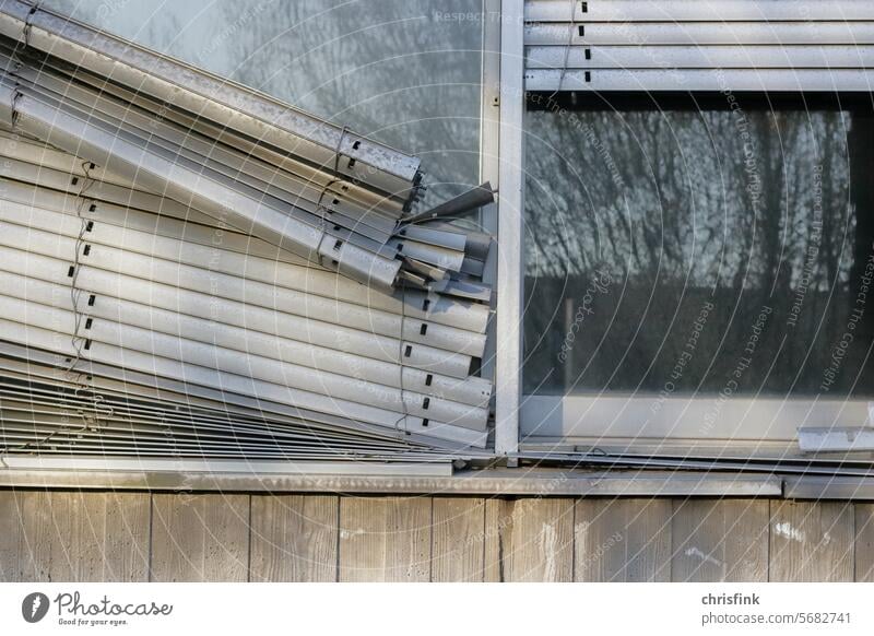 Fenster mit beschädigtem Rollladen fenster rollladen kaputt zerstört Fassade Jalousie Architektur Rollo Strukturen & Formen Haus Gebäude Sichtschutz Schutz